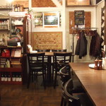 MA MAISON - 空いている間に店内も撮影…コルク栓のアートがオシャレです。