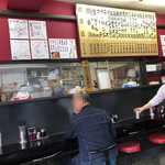 中国手打拉麺 馬賊 - 店内活気だらけ、活気しかない、木槌でヒザを叩いても上がらないぐらい活気