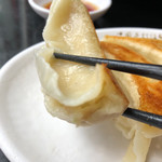 中国手打拉麺 馬賊 - ほら、ブリンブリンの分厚い餃子