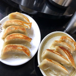 中国手打拉麺 馬賊 - この餃子も手打ちです