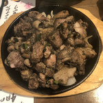 炭火焼鳥とりだん - 
      さつま知覧どり炙り焼
      こりこり歯ごたえと弾力と旨味が抜群！！
      この量でめちゃお得な１品♡