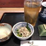 錦寿司 - ランチの小鉢とウーロンハイ。