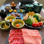 Tsukiji Sukiyaki No Wakamatsu - 9,800円 「
      A5松阪牛と短角和牛の食べ比べコース」松阪牛の舌さわりが良くとろけるような食感と赤身肉である短角和牛の牛肉本来の味わいと香りを一度にお楽しみいただけます。