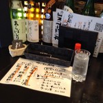 鉄っぱん酒場 かどすけ - カウンターとメニュー