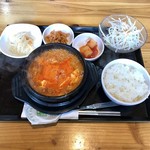 韓国家庭料理 炭火焼肉 しんちゃん - スン豆腐チゲセット８８０円    ご飯お代わり無料