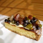 茶遊亭 - 五色豆の玄米タルト￥３００　タルト生地に玄米を練り込み、自家製白あんと豆がたっぷり！