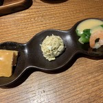 四十八漁場 - お通し
            真鯛の煮凝り
            鯖のカレー風味サラダ
            秋田さしびろと海老の味噌ドレッシング