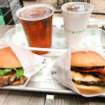 106674571 - 
                      左がシャックバーガー、右がスモークシャック