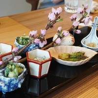 柚木元 - 八寸：ツワブキ胡麻味噌和え、タラの芽南蛮、のびる酢味噌、 　　　わらび白和え、ふきのとう、山ウドきんぴら