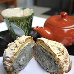 茶遊亭 - 新作！玄米シュークリーム「黒ごまきなこ」￥３００　玄米茶とのセット（￥７５０）おすすめです！