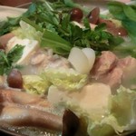 興 - こちらが、「鶏の水炊き鍋」の出来上がり。　自家製コラーゲンスープの旨みをたたえて、野菜や豆腐も食べ応えが有ります！