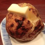 興 - 「北海道産　焼きじゃがバター」：外側は香ばしく、内側はじゃがいものコクと自然な甘さ♪
