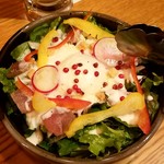 まぐろと酒 とらえもん - 鮪の燻製シーザーサラダ：780円税別