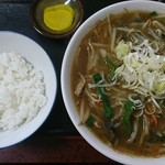 寿ドライブイン - にんにくラーメン８００円と半ライス１００円