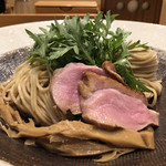 饗 くろ喜 - 鴨ロースに春菊、穂先メンマなど（4/29・30限定「紫」営業）