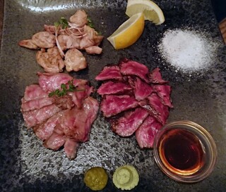 お肉と私の酒場 ハセガワ - 炭火焼３種盛、豊後牛・上ハラミ・大分かんむり地鶏