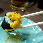 大衆酒場 まるちゃん - カッパ巻きの上にウニをのせて食べましたよ