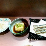 大衆酒場 まるちゃん - お通し３種類、イワシの唐揚げ、揚げ出し豆腐、白身のお刺身