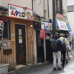 Kushiage Mutahiro - 行列ができているのは、ムタヒロでも有名なラーメンのお店。  今から、行列ができていない、一番手前の同じ系列の串揚げのお店に行きます！