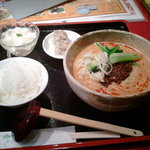 新宿 秀山 - 担々麺セット1,000円小ライス＋焼売２個＋杏仁豆腐です。