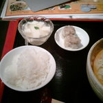 新宿 秀山 - セットの小ライス＋焼売＋杏仁豆腐です。