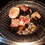 焼肉食べ放題 感激どんどん - このグリル、端っこが焼けません。(笑)