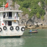 Sofitel Legend Metropole - 小船が木造船に近づいてきます。バナナなど売りに来ています