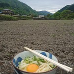 三嶋製麺所 - うどんを側溝で食べる