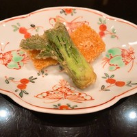 まき村 - ③スミイカおかき揚げ、山形天然タラの芽天ぷら