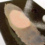 ハジメ - シンプルに焼き塩のみで調理されフォワグラ