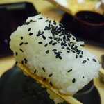 手打ちうどん 新富 - ☆中身はシャケです☆