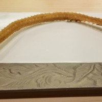 鮨 光史郎 - 穴子の骨煎餅
                      油で揚げておらず、じっくりとローストしているので脂っこくない