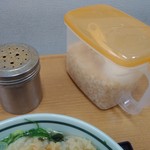 立喰いうどんそば湊川 - 卓上天かす、七味