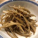 割烹 白鷹 - 注文してから炒り付ける新牛蒡のキンピラ