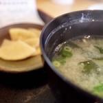 Gyouza Semmon Ten Shiromaru - 味噌汁は豆腐とワカメ