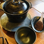 そば草香 - 鯛めしが運ばれてきました！！
      土鍋ごと持ってきてくれます