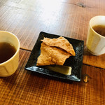 そば草香 - そば茶と蕎麦せんべい
      両方お店にて購入できます！！
      コレをいただきながら蕎麦を待ちます\( ˆoˆ )/
