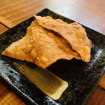 そば草香 - 蕎麦せんべいとそば茶をいただきながら
      蕎麦を待ちます
      