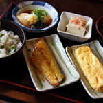 Meshiya Shokudou - 鰆西京焼き、手作り玉子焼き、冷奴、揚げ豆腐と茄子、豆ごはんなど