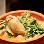 餃子とスパークリング バブルス - パクチー炊き餃子