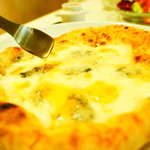 Pizzeria SECONDO - 女性から熱い支持のある「クアトロフォルマッジ」。チーズと蜂蜜の相性は抜群です。