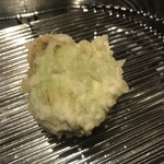 てんぷら 深町 - ふきのとう。香りを中に閉じ込めるような揚げ方。秀逸でした。