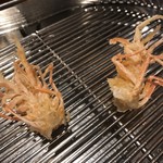 てんぷら 深町 - 車海老の足。カリッとした食感と海老の香りが引き立っています。