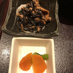 ぬる燗佐藤 - 小鉢と漬物