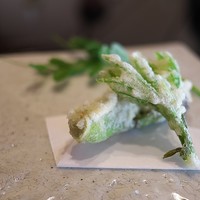 比良山荘 - 八寸の器が登場。閉じられたふたの上には一品目としてこしあぶらとたらの芽の天ぷら。