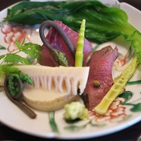 比良山荘 - いつも唸るようにおいしい鯉の洗い、鹿肉のロースト、たけのこ、わらび、うるい。