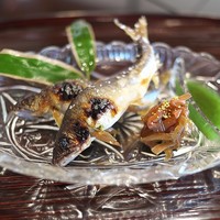 比良山荘 - 稚鮎を焼いて、つくしの佃煮、たで酢で。