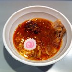 つけめん 勝 - 辛口つけ麺のつけ汁（醤油味）　自家製の食べるラー油添え　辛過ぎないマイルドな辛さ　