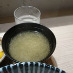 ※710 - 出汁がきいた、シンプルな豆腐のあたたかいお味噌汁。