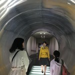 サントリー 天然水のビール工場 東京・武蔵野ブルワリー - 古い醸造タンクをくり抜いたトンネル。